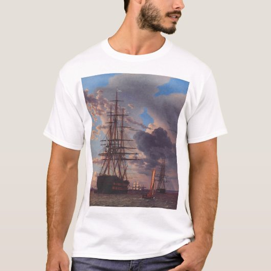 錨を下ろす船とフリゲート艦 Tシャツ (正面)