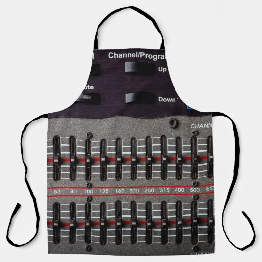 録音スタジオのサウンドミキサーのボタン。 エプロン (正面)