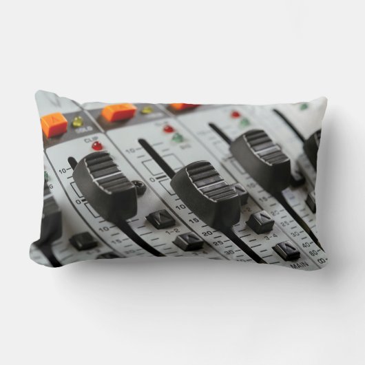 録音スタジオのミキサーのフェーダー ランバークッション (正面)