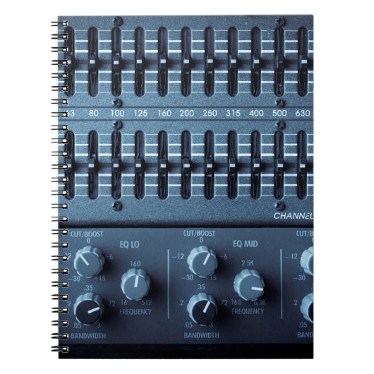録音スタジオ内のサウンドミキサー上の多くのボタン ノートブック (正面)