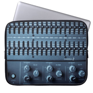 録音中のサウンドミキサーの多くのボタン ラップトップスリーブ