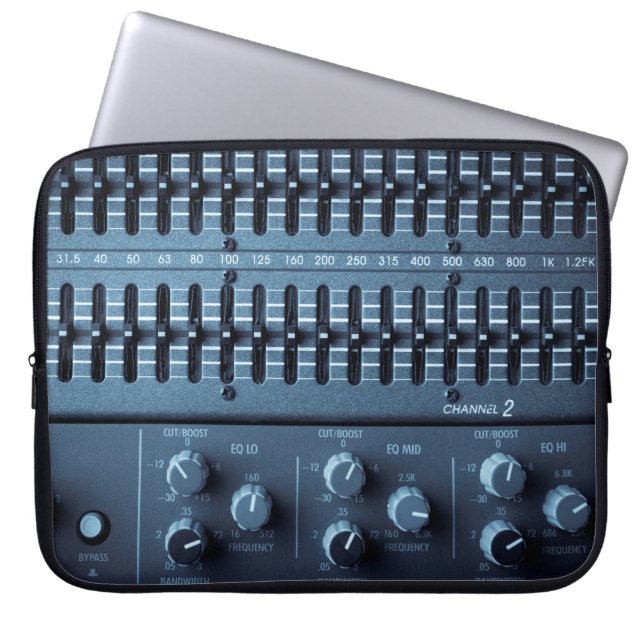 録音中のサウンドミキサーの多くのボタン ラップトップスリーブ (正面)