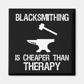 鍛冶はセラピーより安いおもしろい マグネット (正面)