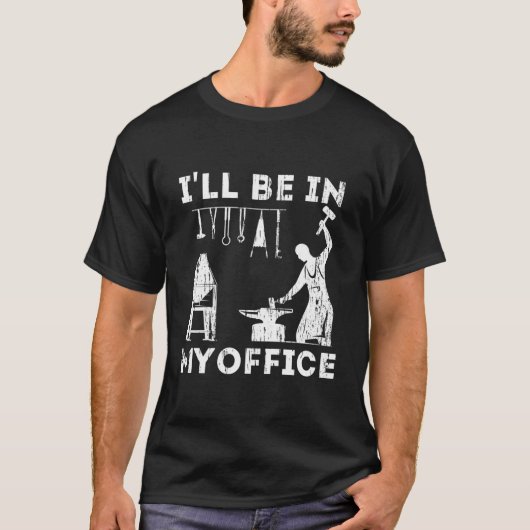 鍛冶屋の鍛冶道具の事務所にいるよ Tシャツ (正面)
