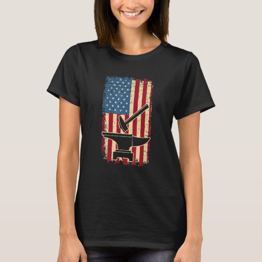 鍛冶金槌とアンビル米国国旗の愛国的なアメリカ Tシャツ (正面)