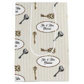 鍵オンベドボード引っ越し祝いパーティー パーソナライズされた ミディアムペーパーバッグ (裏面)