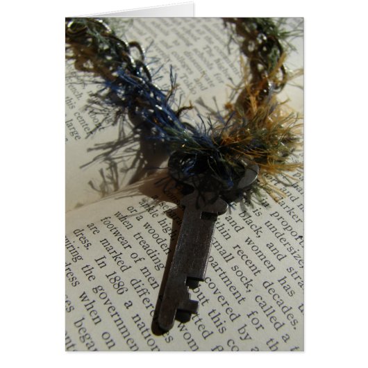 鍵ネックレスオンヴィンテージブック (正面)