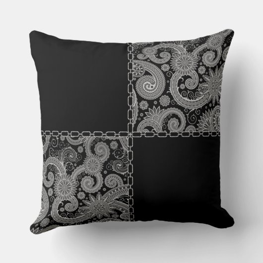 鎖でつながれるペイズリーの黒 クッション (裏面)