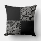 鎖でつながれるペイズリーの黒 クッション (正面)
