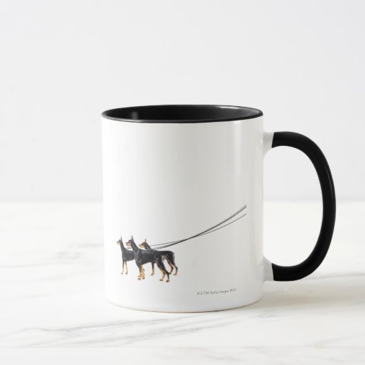 鎖の3匹のドーベルマン犬 マグカップ (右)