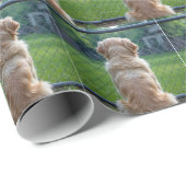 鎖状のフェンスを通して見る犬 ラッピングペーパー (ロールコーナー)