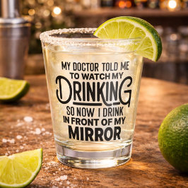 鏡おもしろいの前で飲む ショットグラス