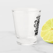 鏡おもしろいの前で飲む ショットグラス (左)