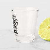 鏡おもしろいの前で飲む ショットグラス (右)