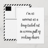 長い尾の猫がロッキングチェアだらけの部屋にいる ポストカード (正面/裏面)