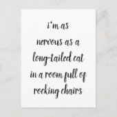 長い尾を持つ猫がロッキングチェアでいっぱいの部屋にいる ポストカード (正面)