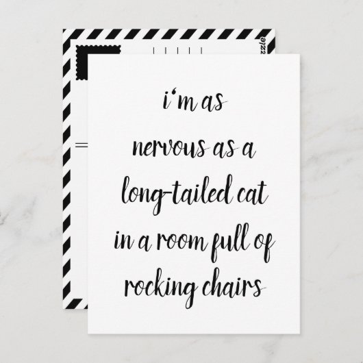 長い尾を持つ猫が、ゆらゆら揺れる椅子で満たされた部屋にいる ポストカード (正面/裏面)