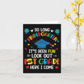 長い幼稚園の卒業1年生の少年 カード (黄色い花)