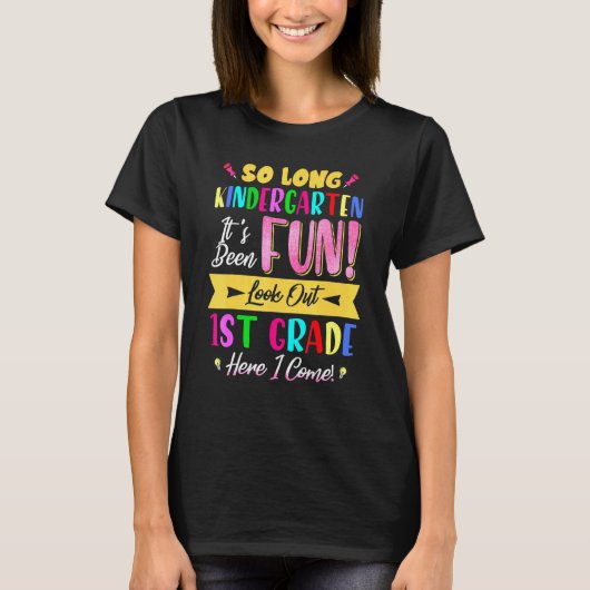 長い幼稚園の学年ここで1年生を見る Tシャツ (正面)