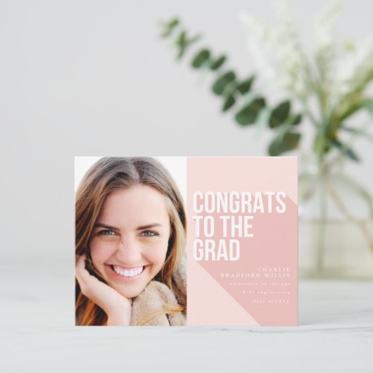 長い影のおめでとうのグレーの赤面ピンク ポストカード (スタンド正面)