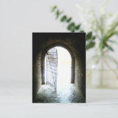 長い暗いキャタコムの端のドアの光 ポストカード (スタンド正面)