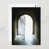 長い暗いキャタコムの端のドアの光 ポストカード (正面/裏面)