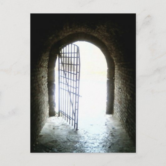 長い暗いキャタコムの端のドアの光 ポストカード (正面)