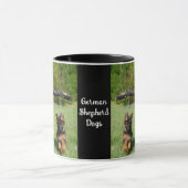 長い毛のふわふわしたドイツの羊飼いの犬と子犬 マグカップ (中央)