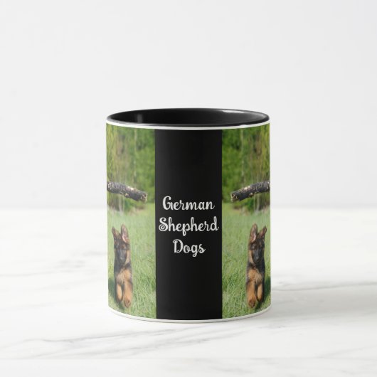 長い毛のふわふわしたドイツの羊飼いの犬と子犬 マグカップ (中央)