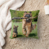 長い毛のふわふわしたドイツの羊飼い犬と子犬 クッション (ブランケット)