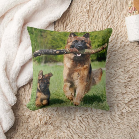 長い毛のふわふわしたドイツの羊飼い犬と子犬 クッション (ブランケット)