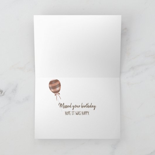 長い誕生日のためにソファに座っている大きな犬 カード (内部)