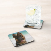 長い髪のジャーマン・シェパードのビーチ コースター (右側)