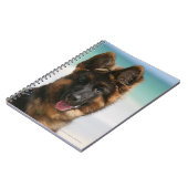 長い髪のジャーマン・シェパードのビーチ ノートブック (左側)