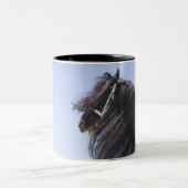 長い鬣を搭載する黒い馬 ツートーンマグカップ (中央)