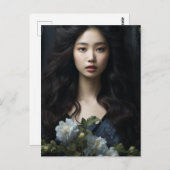 長い黒い髪と花を持つ美しい女性 ポストカード (正面/裏面)