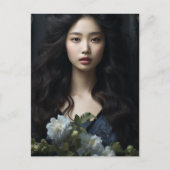 長い黒い髪と花を持つ美しい女性 ポストカード (正面)
