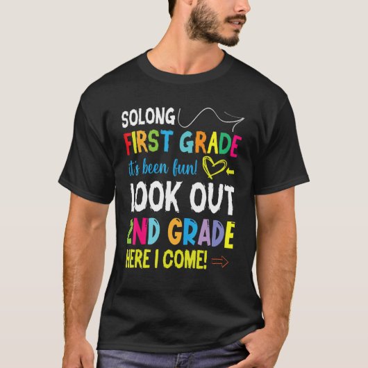 長い1年生2nd Graの外をおもしろいが見ている Tシャツ (正面)