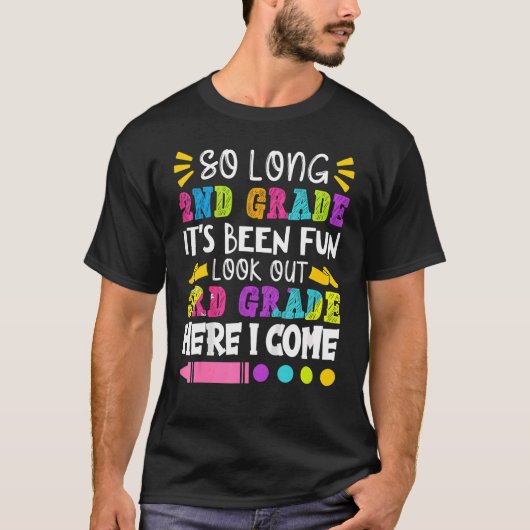 長い2年生は学校の最後の日だったおもしろい Tシャツ (正面)