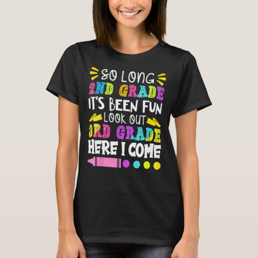 長い2年生は学校の最後の日だったおもしろい Tシャツ (正面)