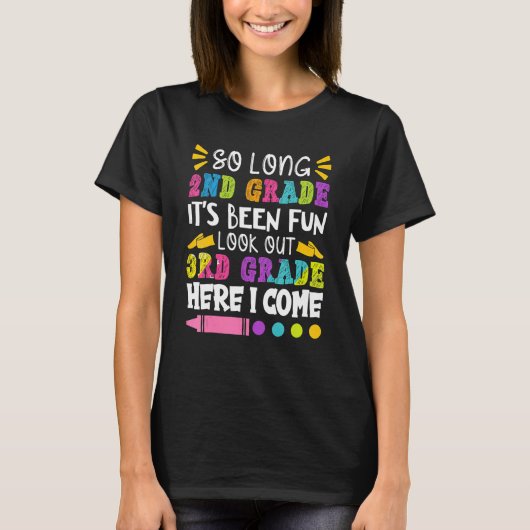 長い2年生は学校の最後の日だったおもしろい Tシャツ (正面)