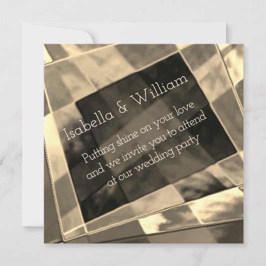 長方形が斜めに傾いて不規則な形で、ベージュとゴールド 招待状 (正面)