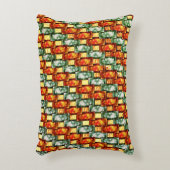 長方形のプレートを彫刻し、赤と緑に染色したもの アクセントクッション (正面(垂直))