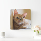 長椅子に横たわる子猫 スクエア壁時計 (ホーム)