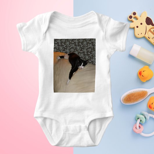 長椅子の上で寝る猫乳児クリーパー ベビーボディスーツ