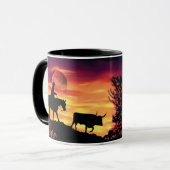 長角牛の雄牛のシルエットを集めているカウボーイ マグカップ (正面左)