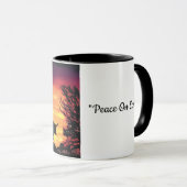 長角牛の雄牛のシルエットを集めているカウボーイ マグカップ (正面右)