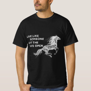門が開いた状態で離れのように駆け回る Tシャツ