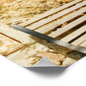 門前鬼神の壁の前の空のベンチ ポスター (角)