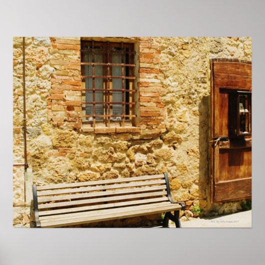 門前鬼神の壁の前の空のベンチ ポスター (正面)